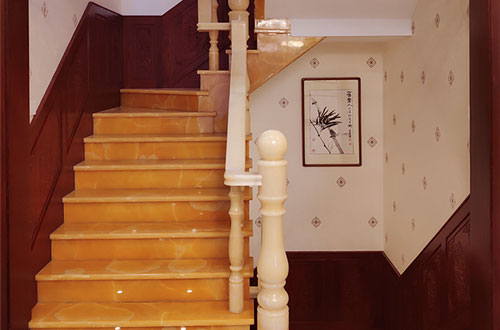禹州中式别墅室内汉白玉石楼梯的定制安装装饰效果