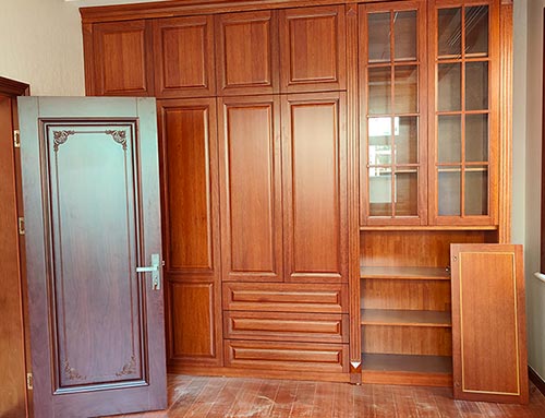 禹州中式家庭装修里定制的实木衣柜效果图